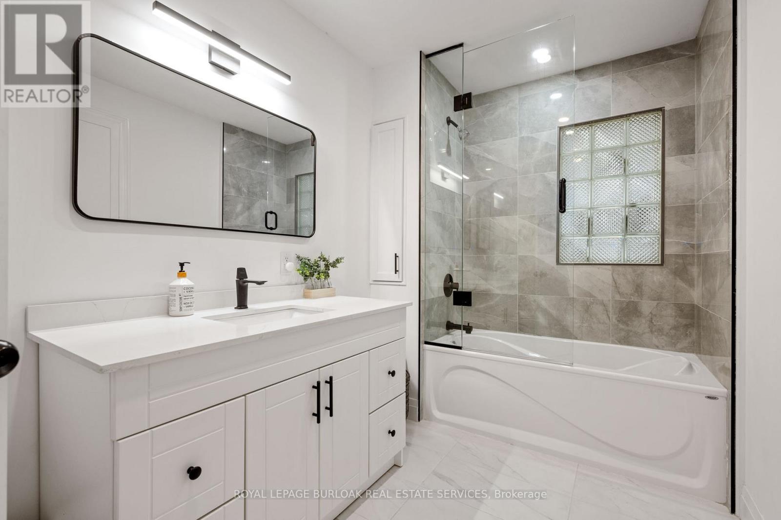 












2227 DEYNCOURT DRIVE

,
Burlington,




Ontario
L7R1W2

