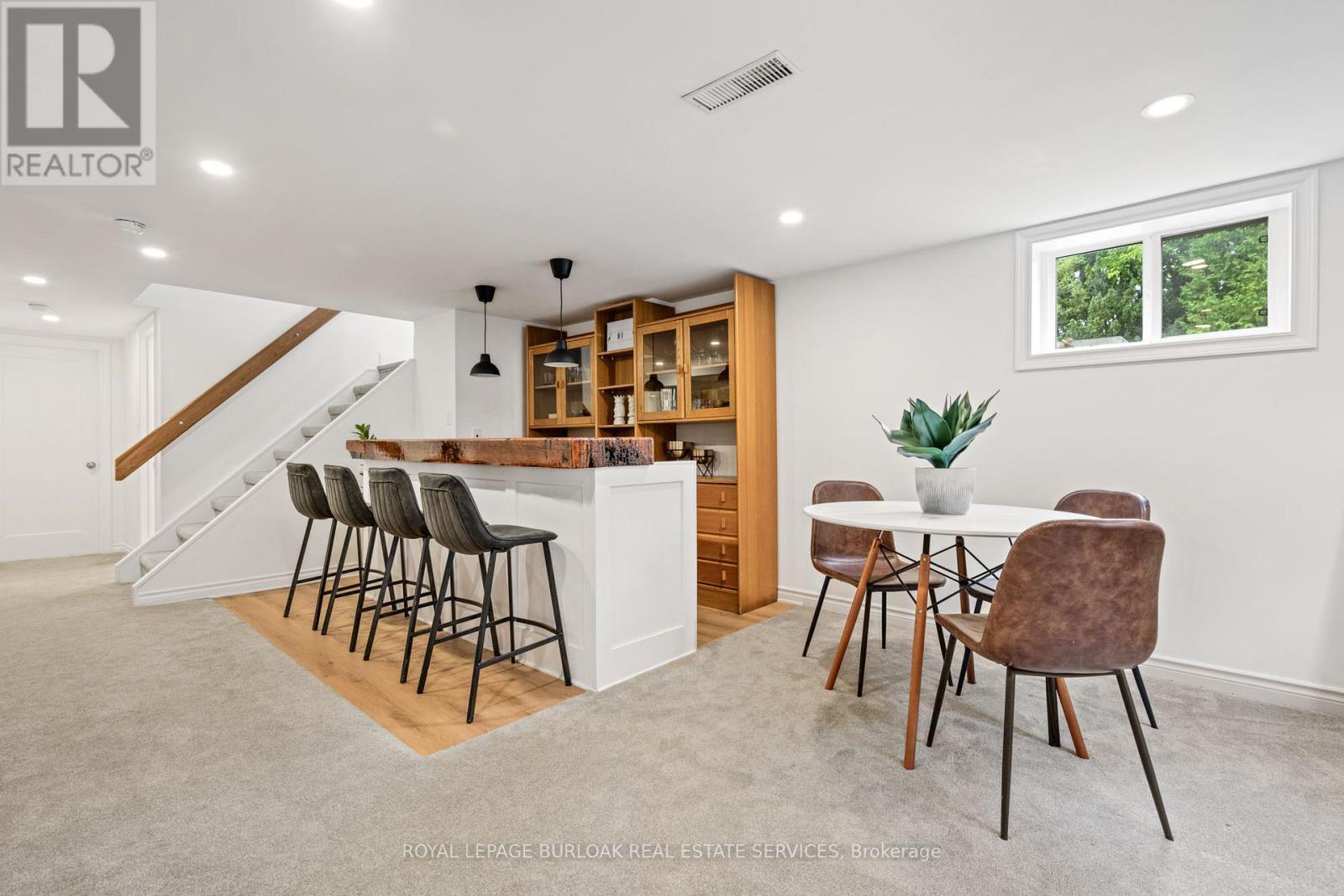 












2227 DEYNCOURT DRIVE

,
Burlington,




Ontario
L7R1W2


