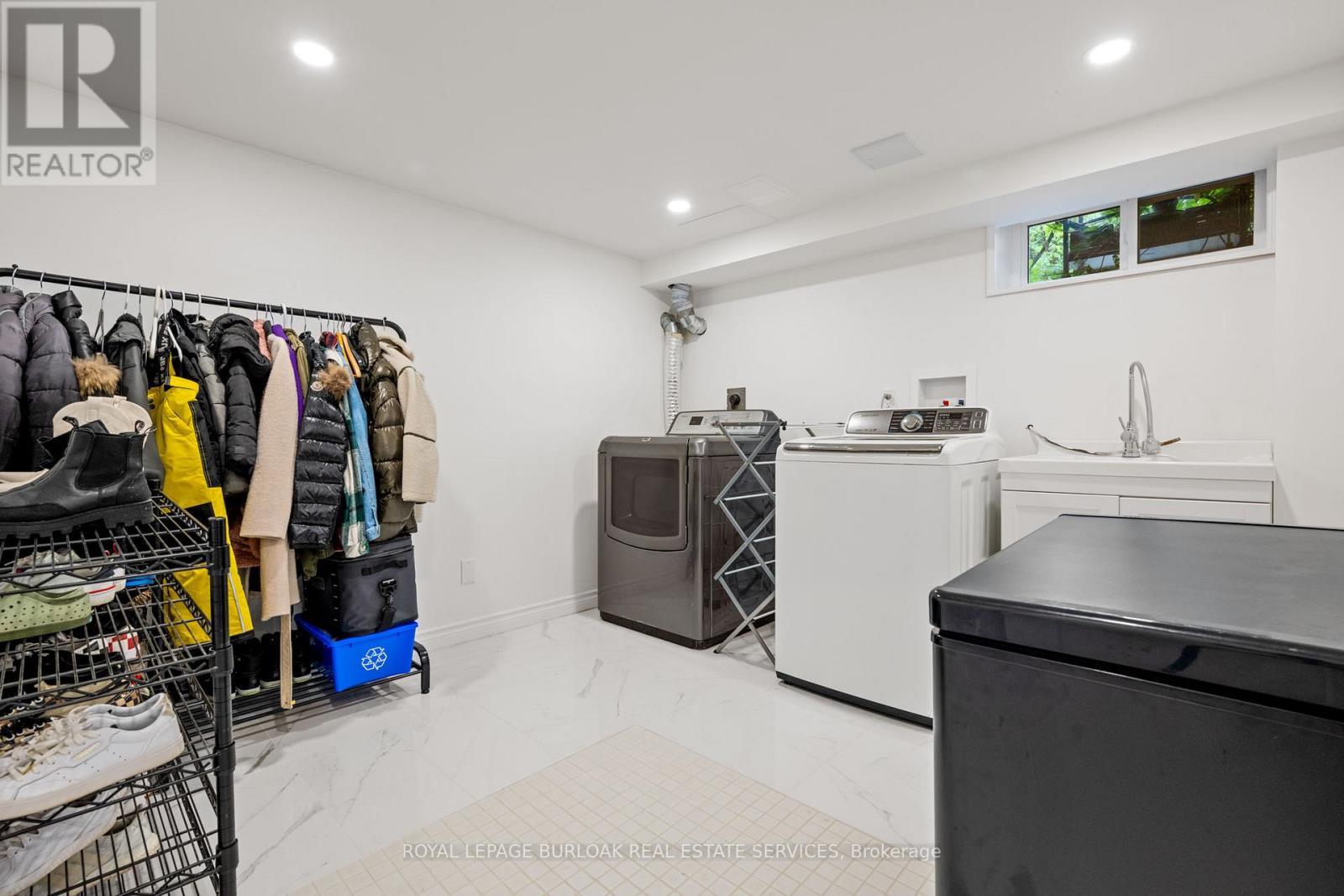 












2227 DEYNCOURT DRIVE

,
Burlington,




Ontario
L7R1W2

