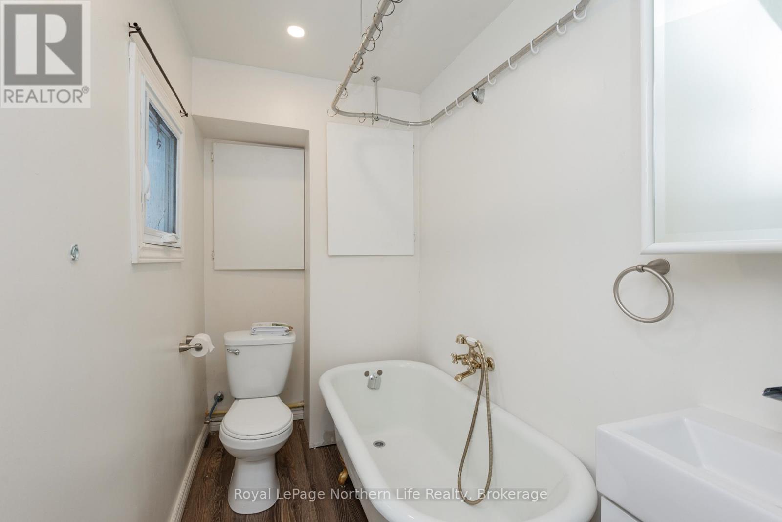 












444 SECOND AVENUE E

,
North Bay (Central),




Ontario
P1B1L8

