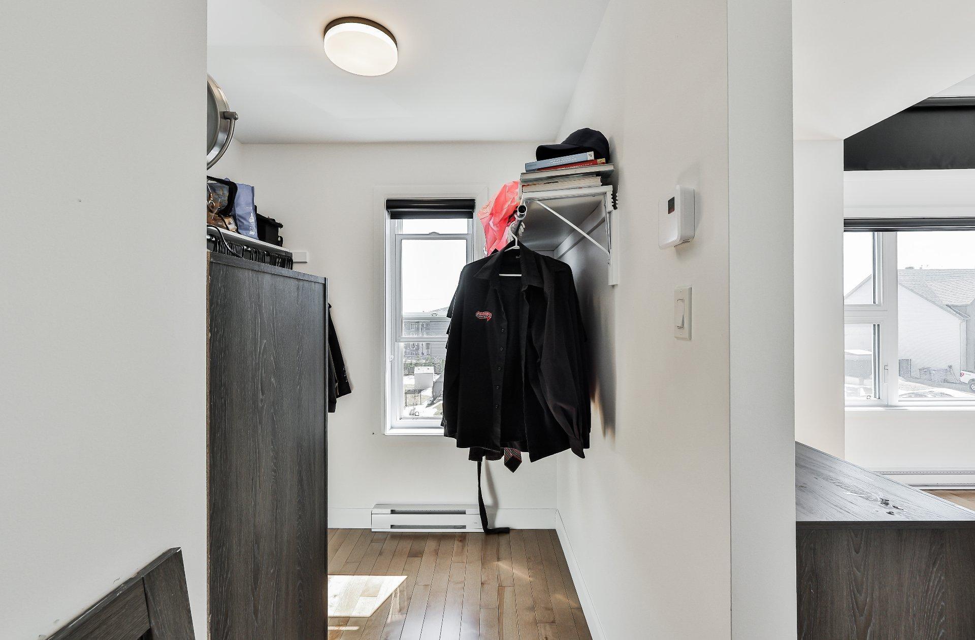 









372


Rue du Tonnelier

,
Saint-Jérôme,




QC
J7Y0R4

