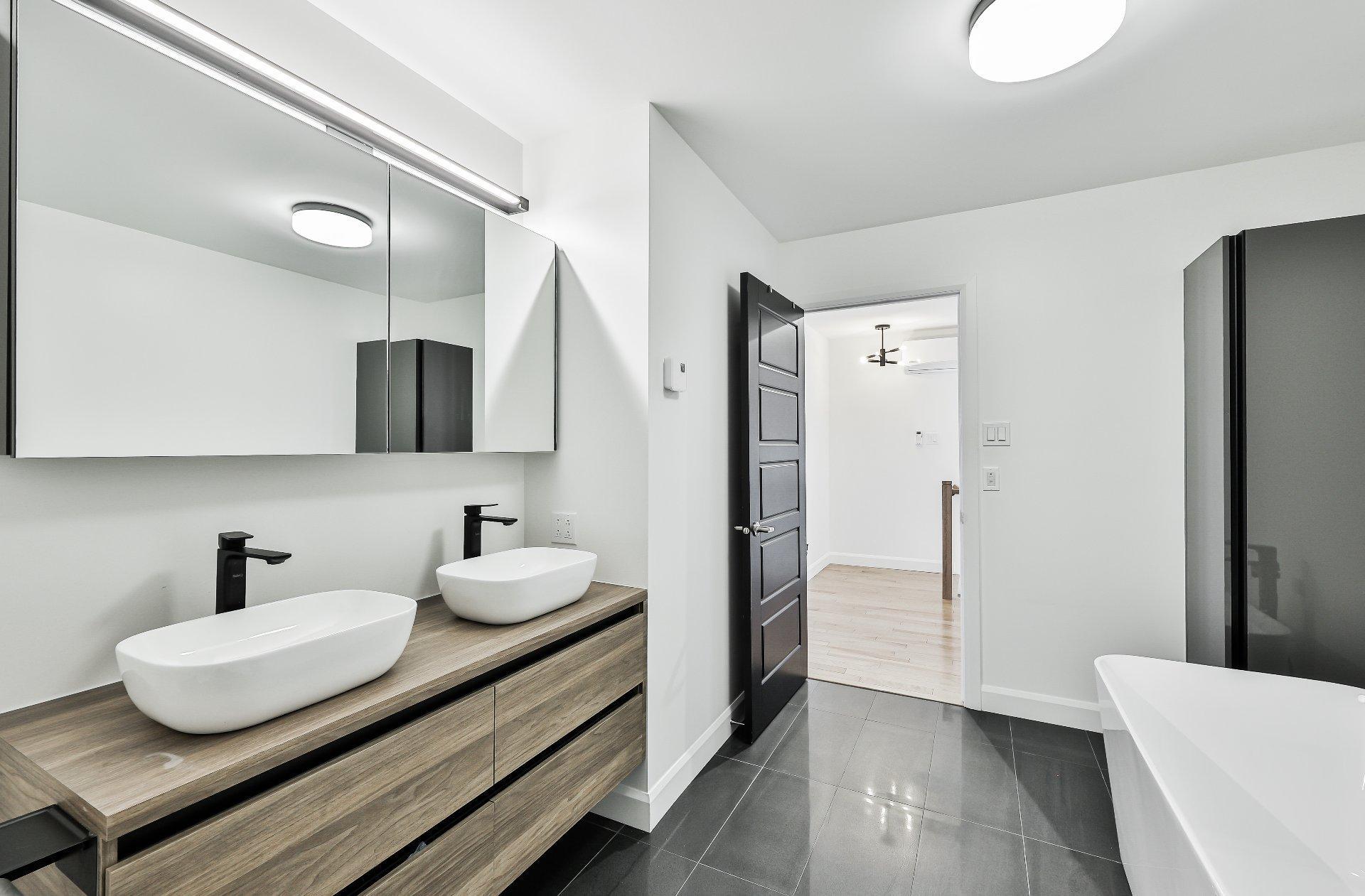 









372


Rue du Tonnelier

,
Saint-Jérôme,




QC
J7Y0R4

