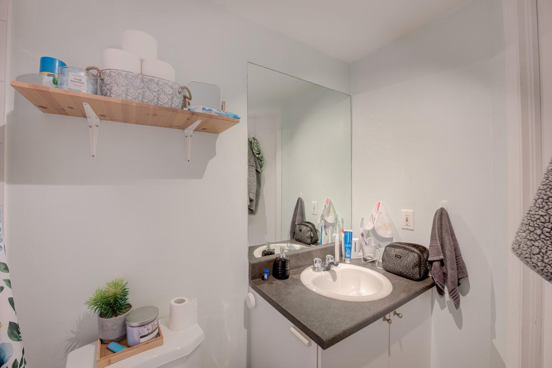









192


Av. Laurier E.

,
Montréal (Le Plateau-Mont-Royal),




QC
H2T1E9

