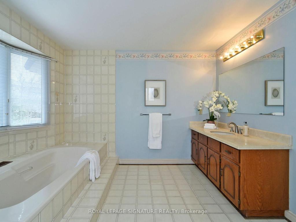 









65


Long Island

Crescent,
Markham,




ON
L3P 7M1

