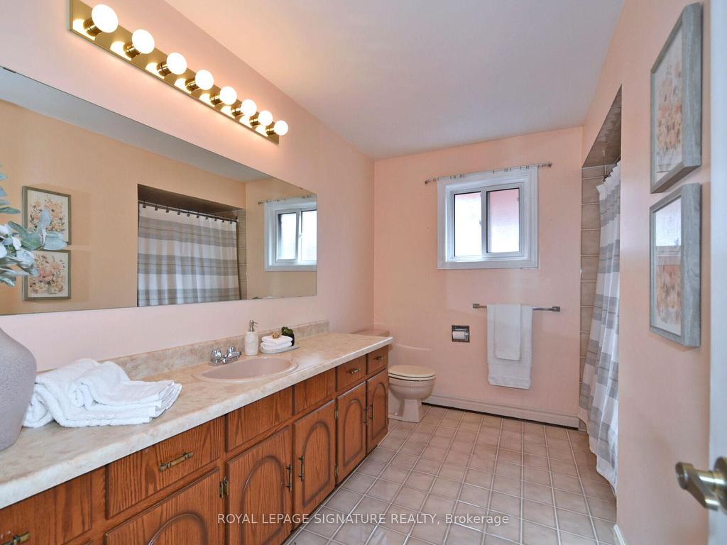 









65


Long Island

Crescent,
Markham,




ON
L3P 7M1

