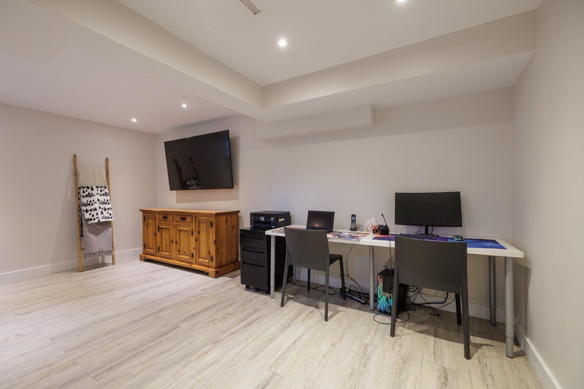 









226


Av. Loxley

,
Beaconsfield,




QC
H9W1L1


