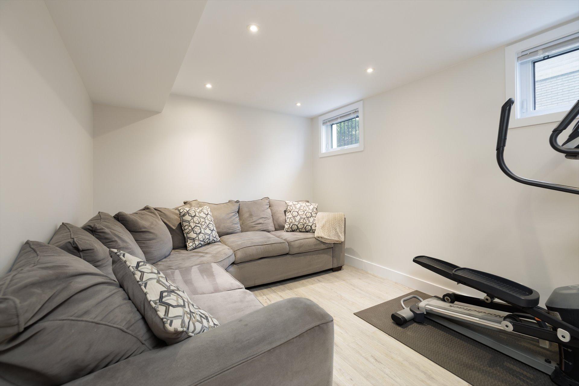 









226


Av. Loxley

,
Beaconsfield,




QC
H9W1L1

