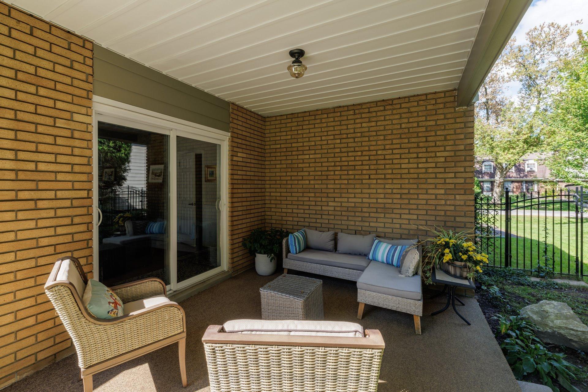 









226


Av. Loxley

,
Beaconsfield,




QC
H9W1L1

