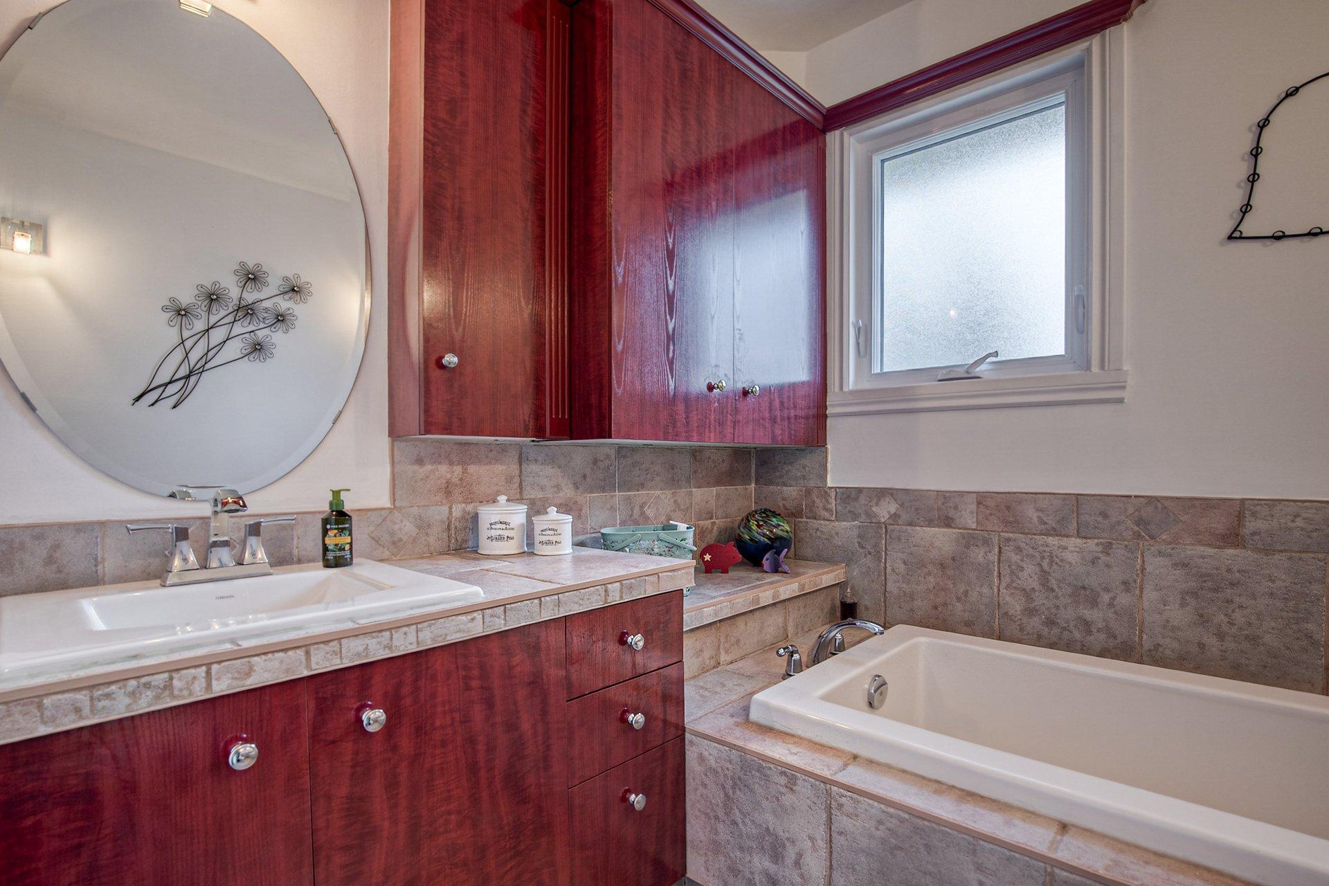









1530


Rue Vidal

,
Saint-Hyacinthe,




QC
J2T1A9


