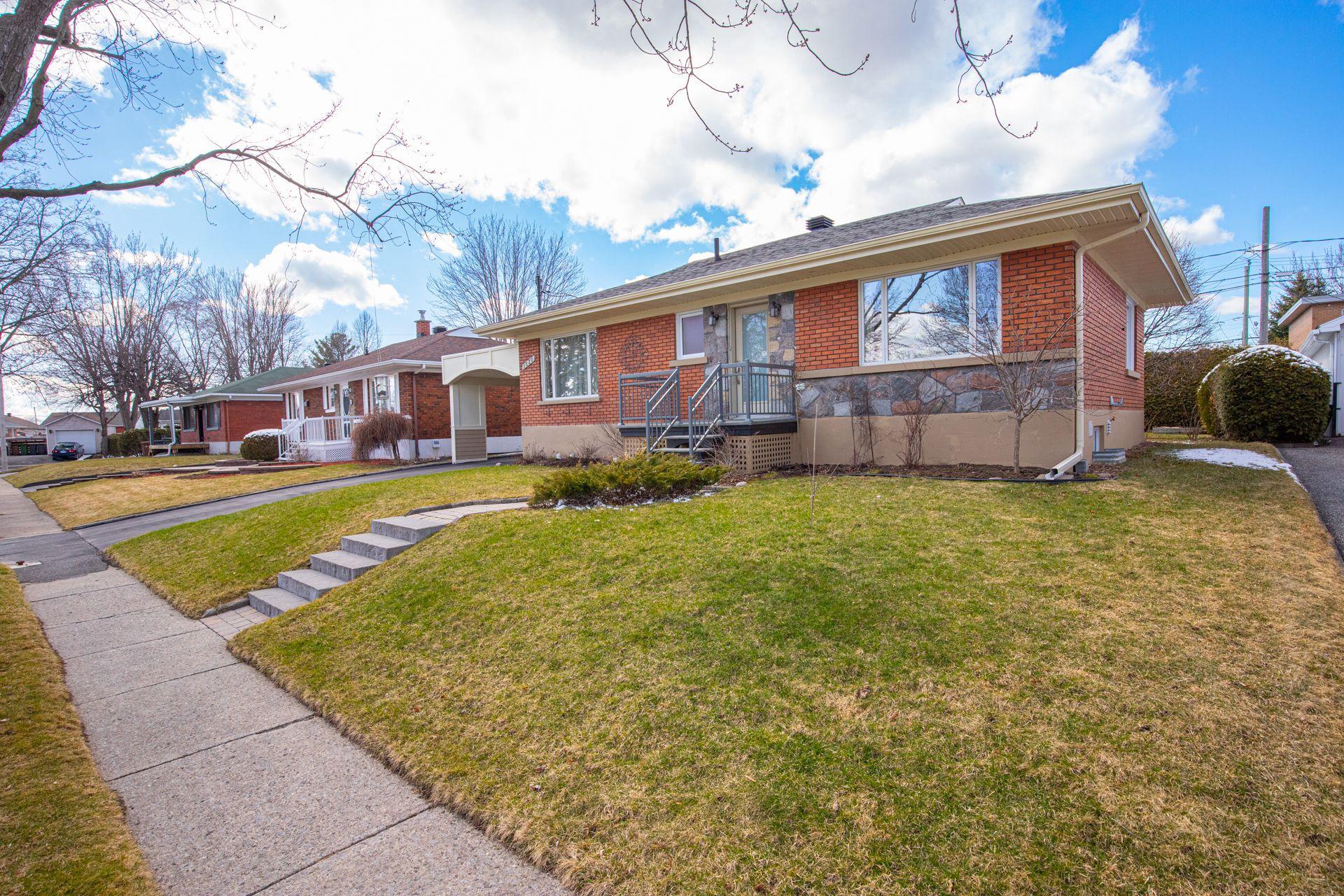 









1530


Rue Vidal

,
Saint-Hyacinthe,




QC
J2T1A9

