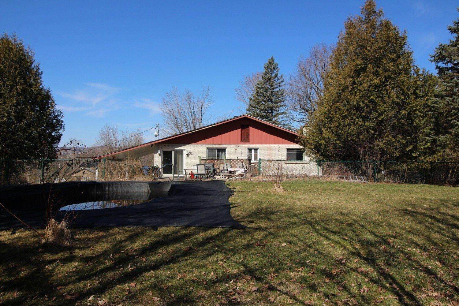 









15240


Route 143

,
Stanstead-Est,




QC
J0B1C0

