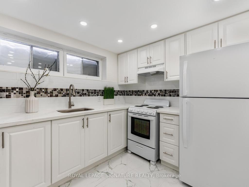 









38


Deerfield

Road,
Toronto,




ON
M1K 4X1


