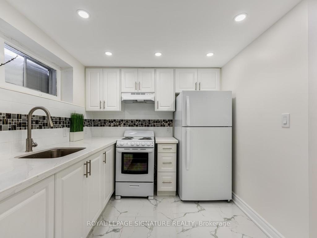 









38


Deerfield

Road,
Toronto,




ON
M1K 4X1

