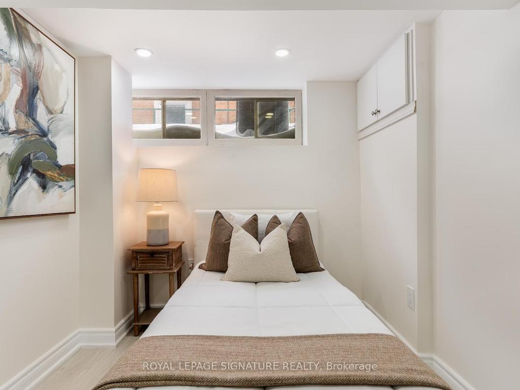 









38


Deerfield

Road,
Toronto,




ON
M1K 4X1

