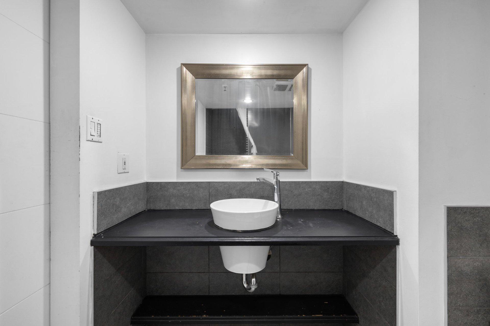









1050


Av. Amesbury

, 622,
Montréal (Ville-Marie),




QC
H3H2S5

