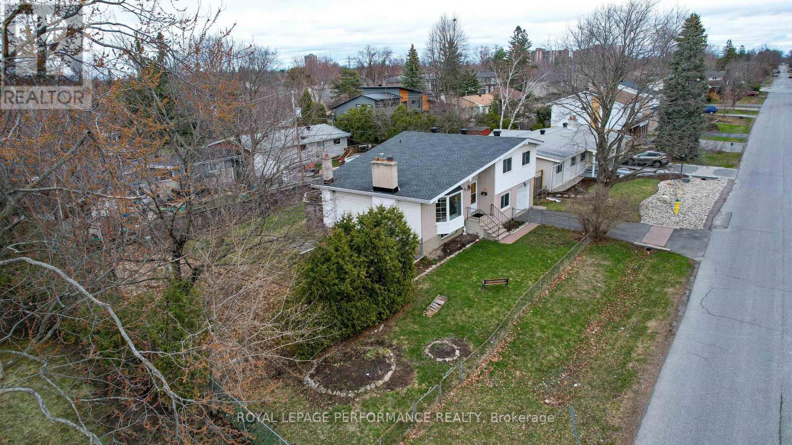 












121 STARWOOD ROAD

,
Ottawa,




Ontario
K2G1Z6


