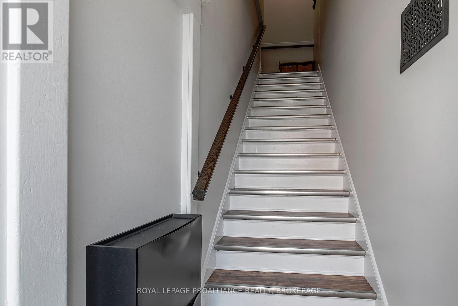 












163 KING STREET E

,
Gananoque,




Ontario
K7G1G3

