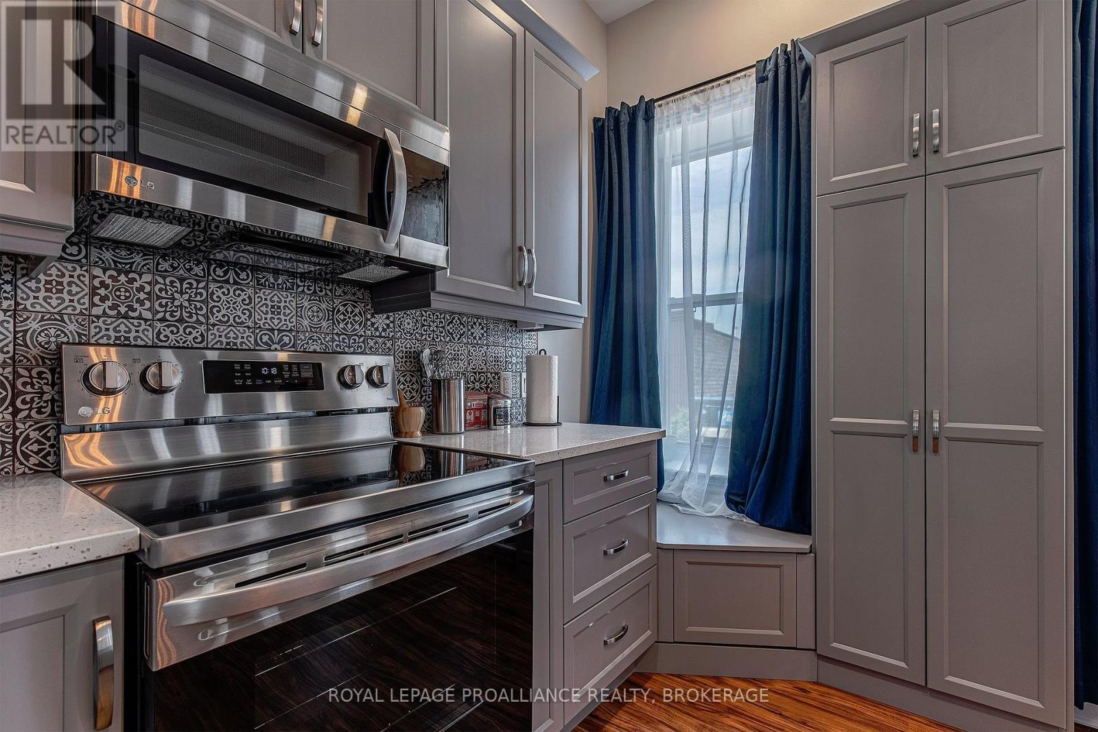 












163 KING STREET E

,
Gananoque,




Ontario
K7G1G3

