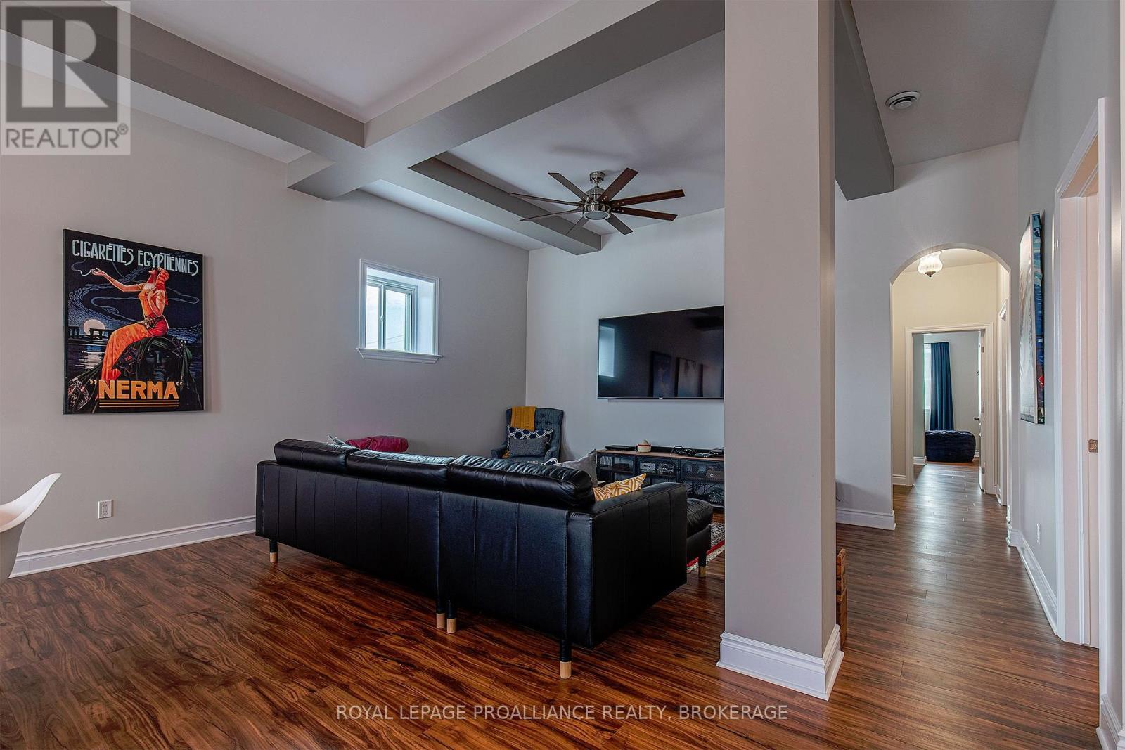












163 KING STREET E

,
Gananoque,




Ontario
K7G1G3

