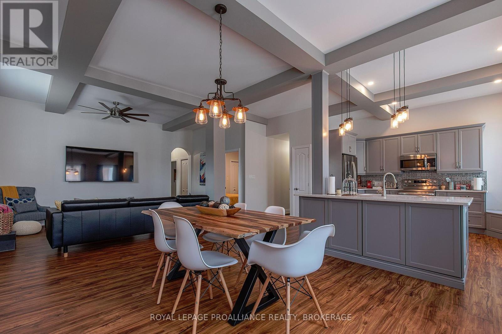 












163 KING STREET E

,
Gananoque,




Ontario
K7G1G3


