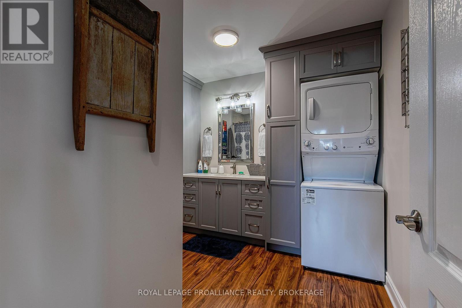 












163 KING STREET E

,
Gananoque,




Ontario
K7G1G3

