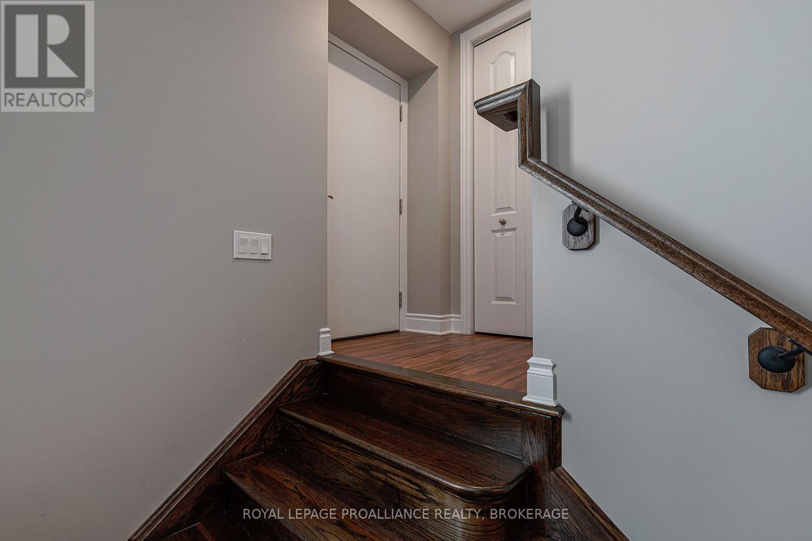 












163 KING STREET E

,
Gananoque,




Ontario
K7G1G3

