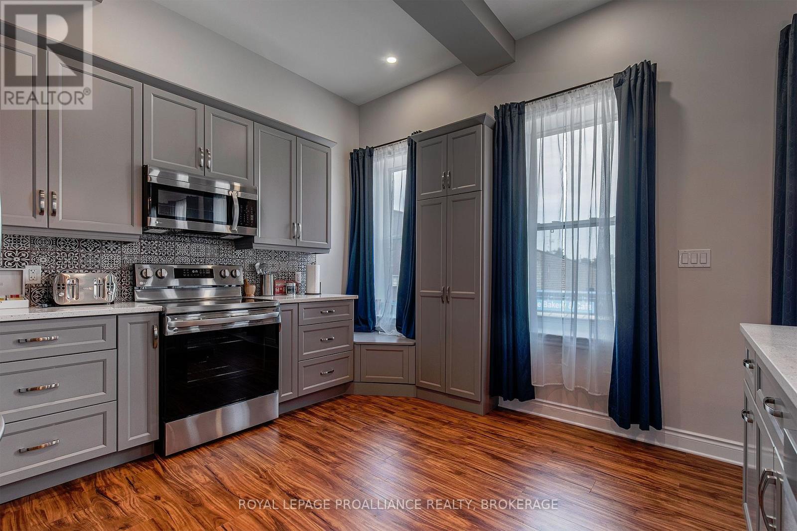 












163 KING STREET E

,
Gananoque,




Ontario
K7G1G3

