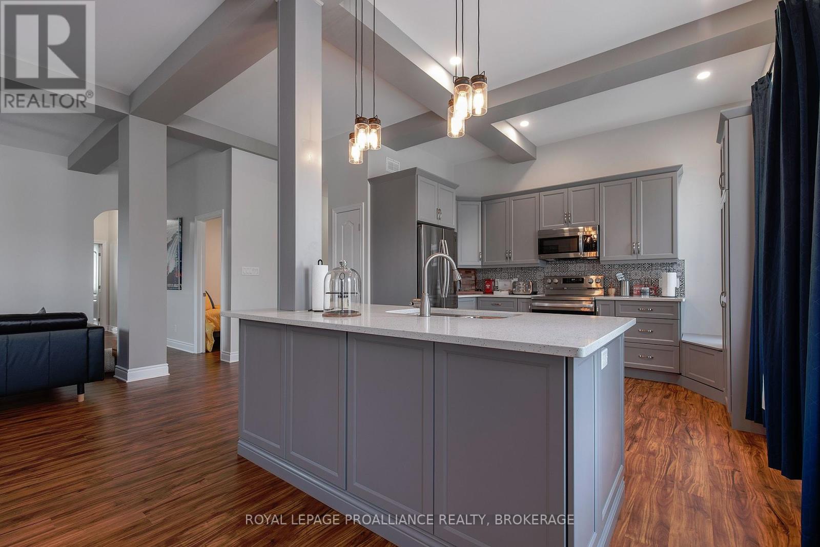












163 KING STREET E

,
Gananoque,




Ontario
K7G1G3

