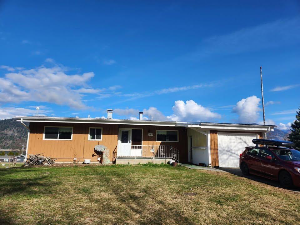 









208


Maple

Street,
Fauquier,




BC
V0G 1K0

