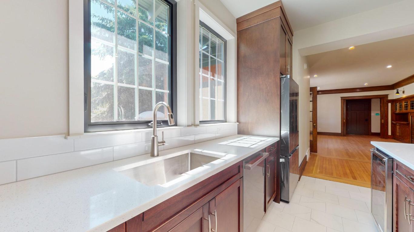 









321


4TH

Avenue, B,
Fernie,




BC
V0B 1M0

