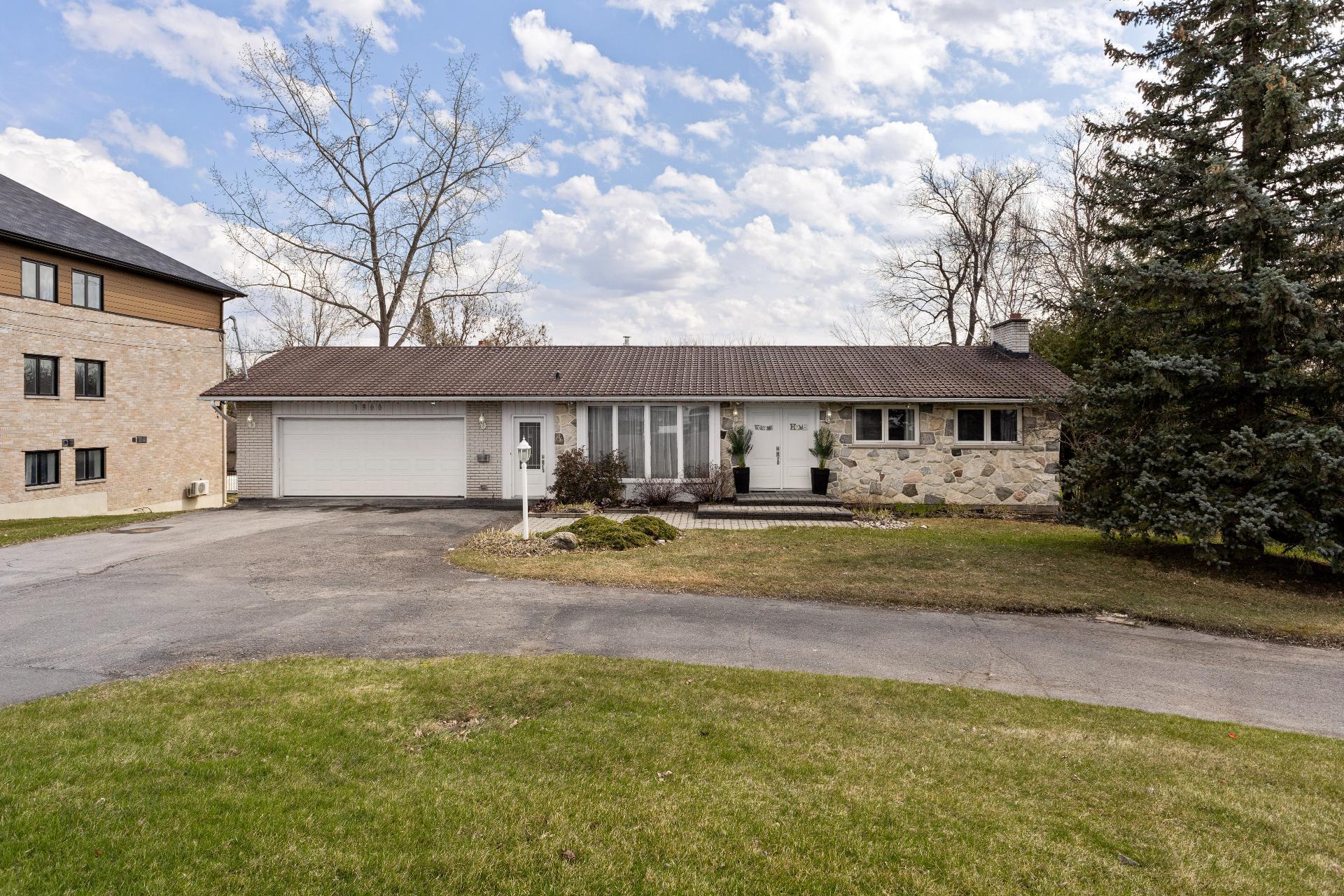 









1360


Boul. Maloney E.

,
Gatineau (Gatineau),




QC
J8P1J3

