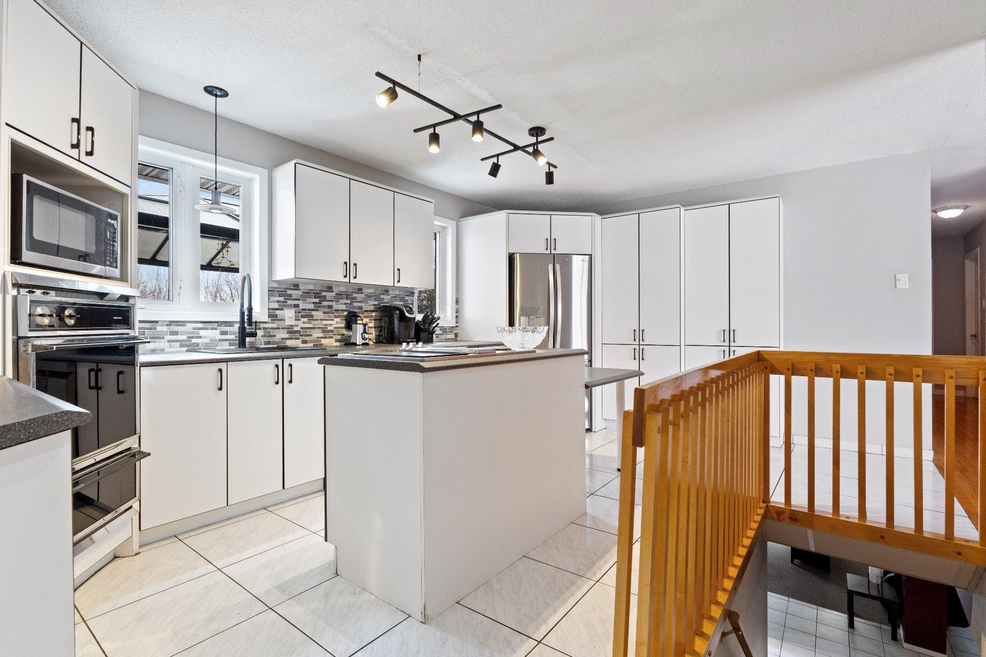 









1360


Boul. Maloney E.

,
Gatineau (Gatineau),




QC
J8P1J3

