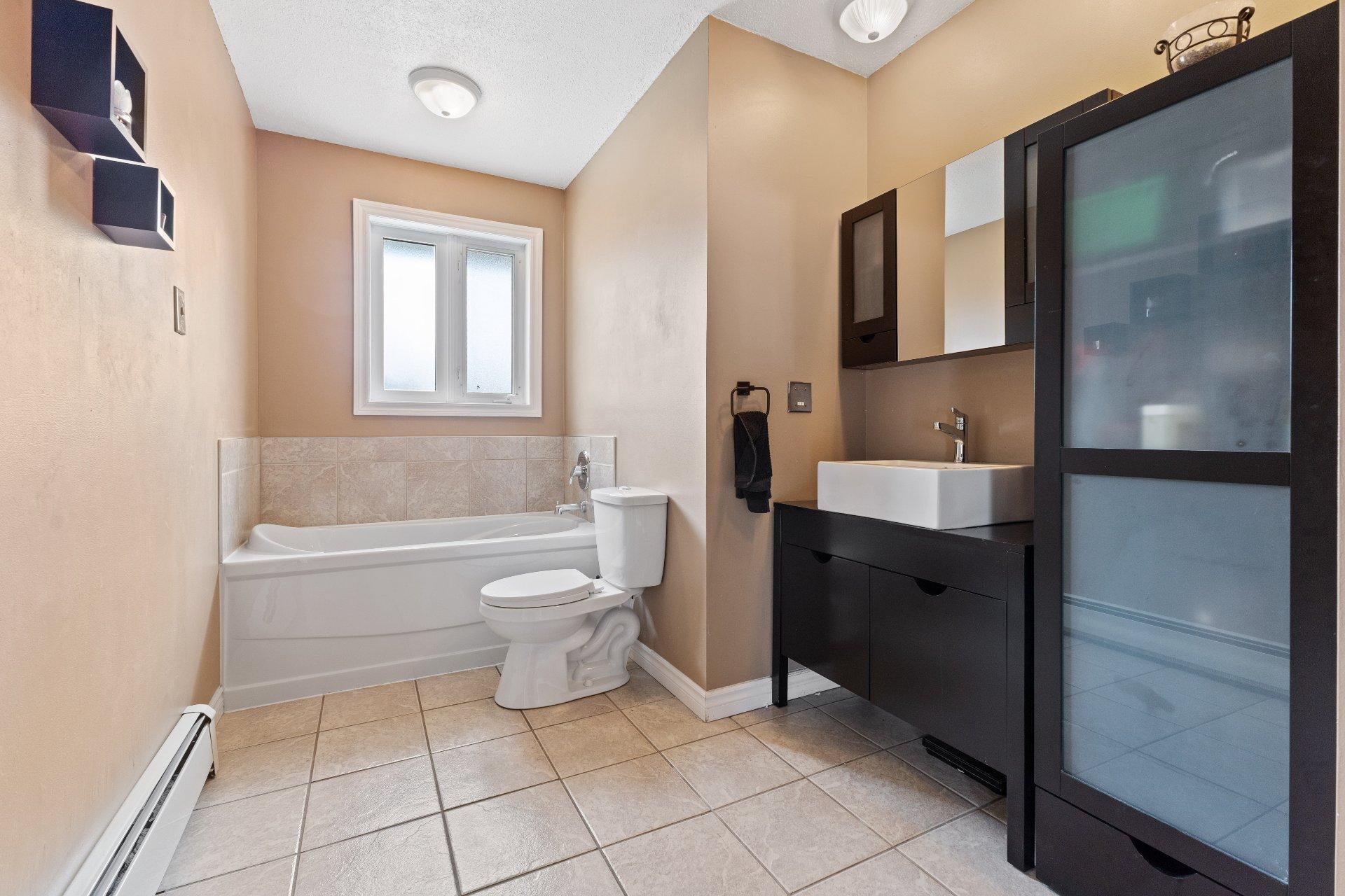









1360


Boul. Maloney E.

,
Gatineau (Gatineau),




QC
J8P1J3


