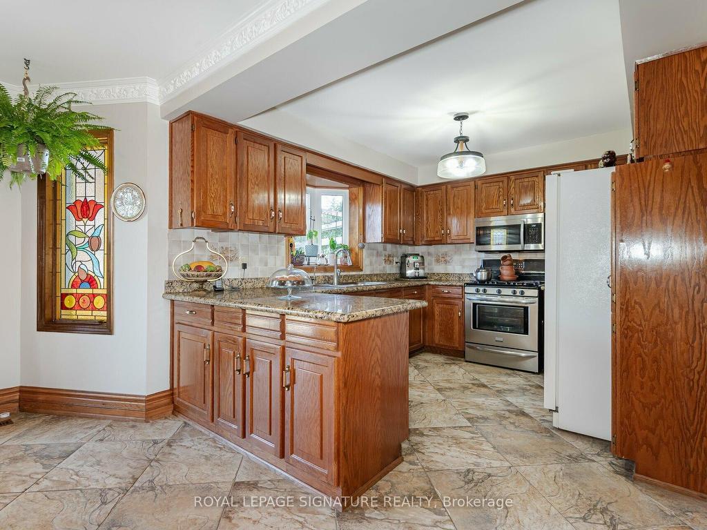 









100


Gas Light

Crescent,
Vaughan,




ON
L4L 8G1

