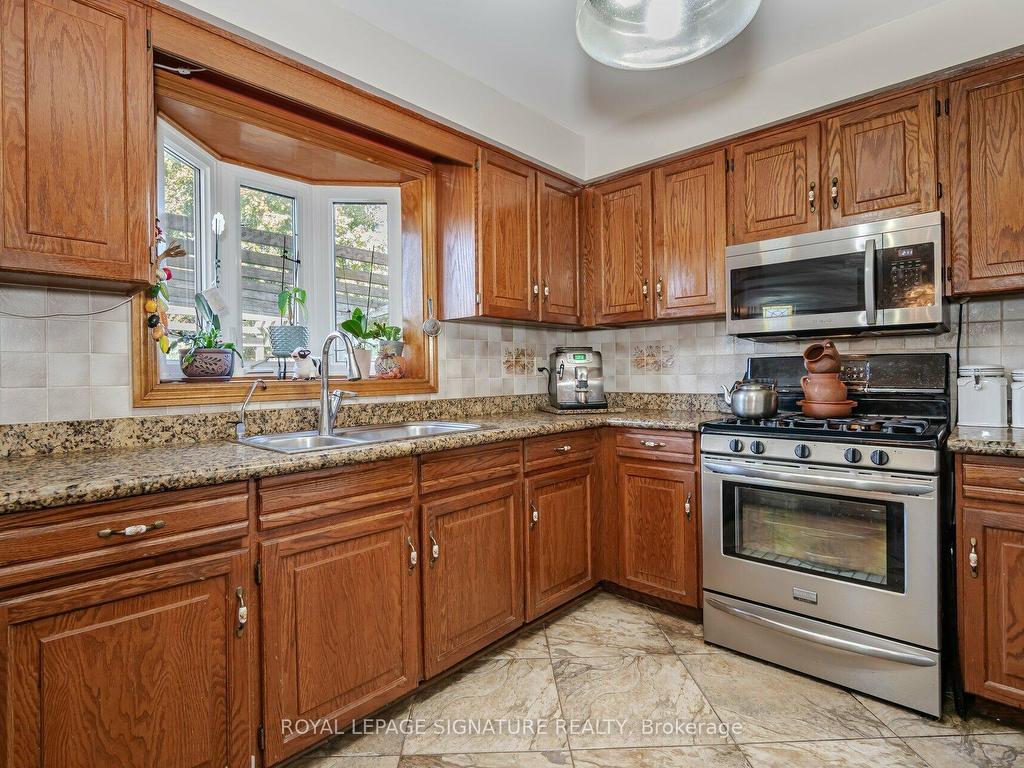 









100


Gas Light

Crescent,
Vaughan,




ON
L4L 8G1

