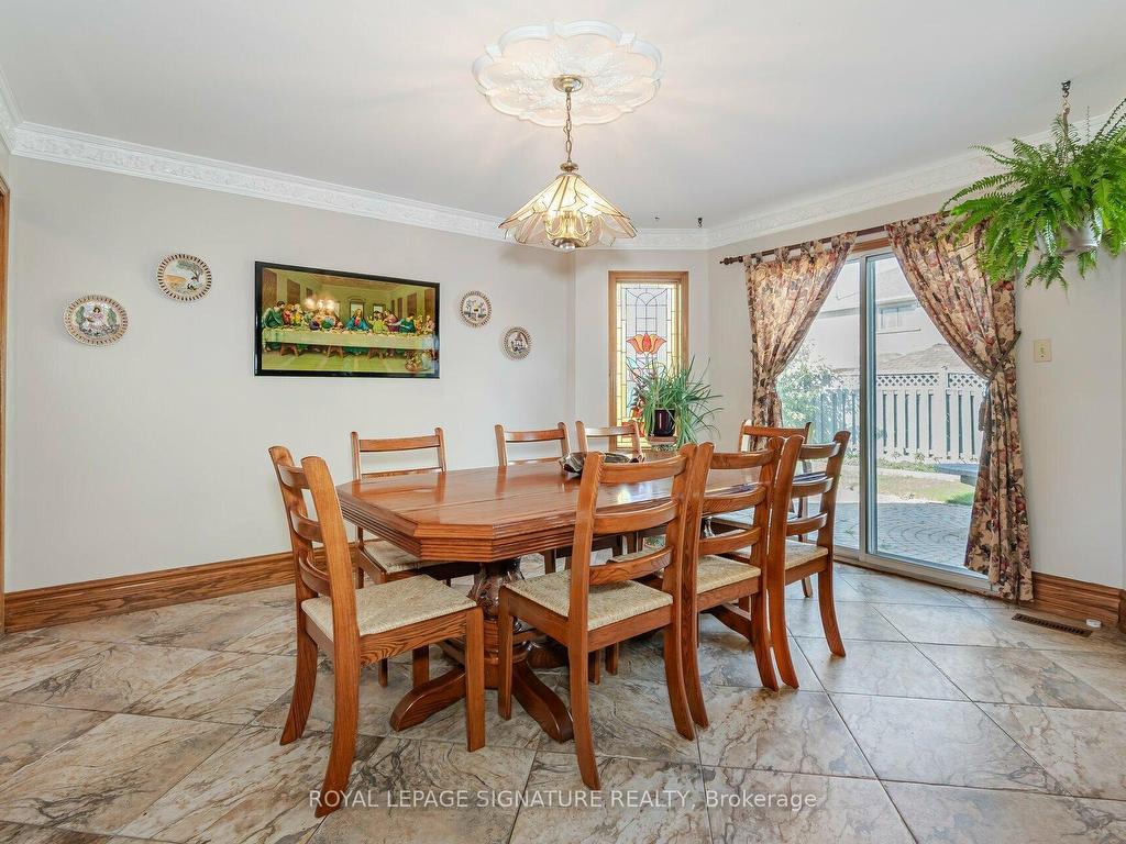 









100


Gas Light

Crescent,
Vaughan,




ON
L4L 8G1

