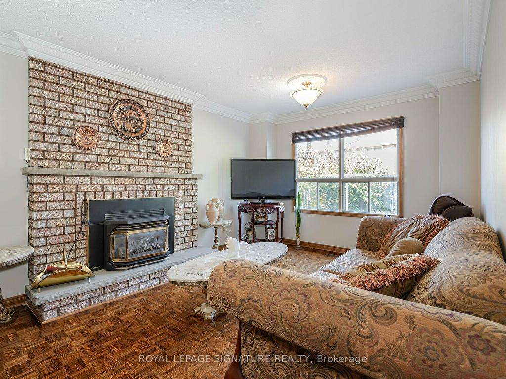 









100


Gas Light

Crescent,
Vaughan,




ON
L4L 8G1


