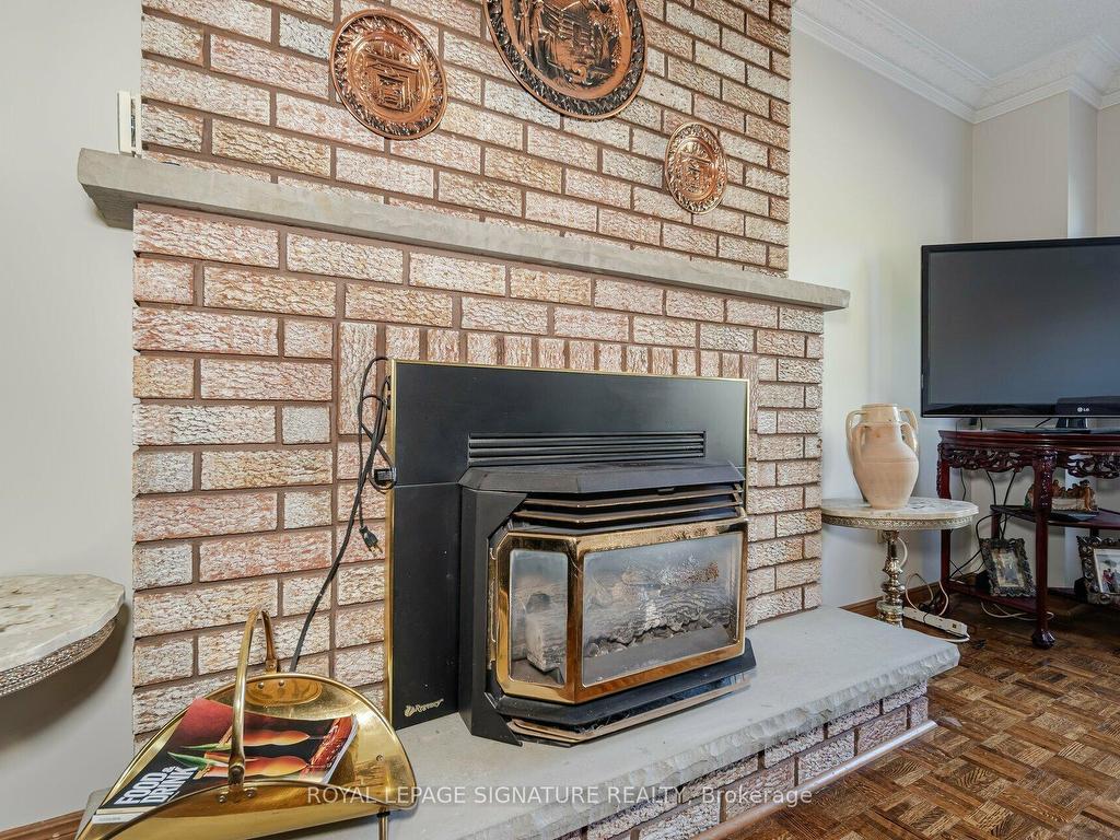 









100


Gas Light

Crescent,
Vaughan,




ON
L4L 8G1

