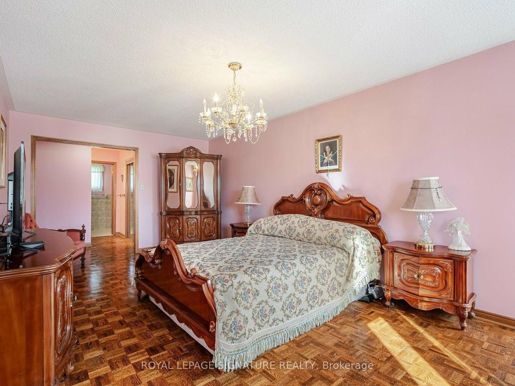 









100


Gas Light

Crescent,
Vaughan,




ON
L4L 8G1


