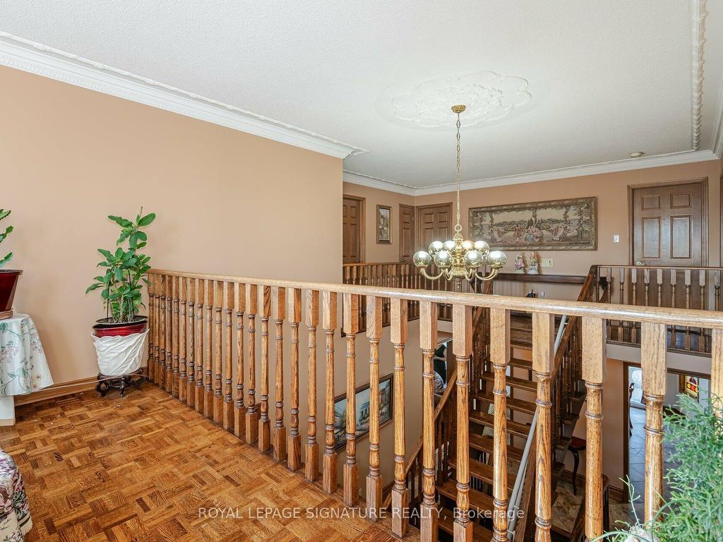 









100


Gas Light

Crescent,
Vaughan,




ON
L4L 8G1

