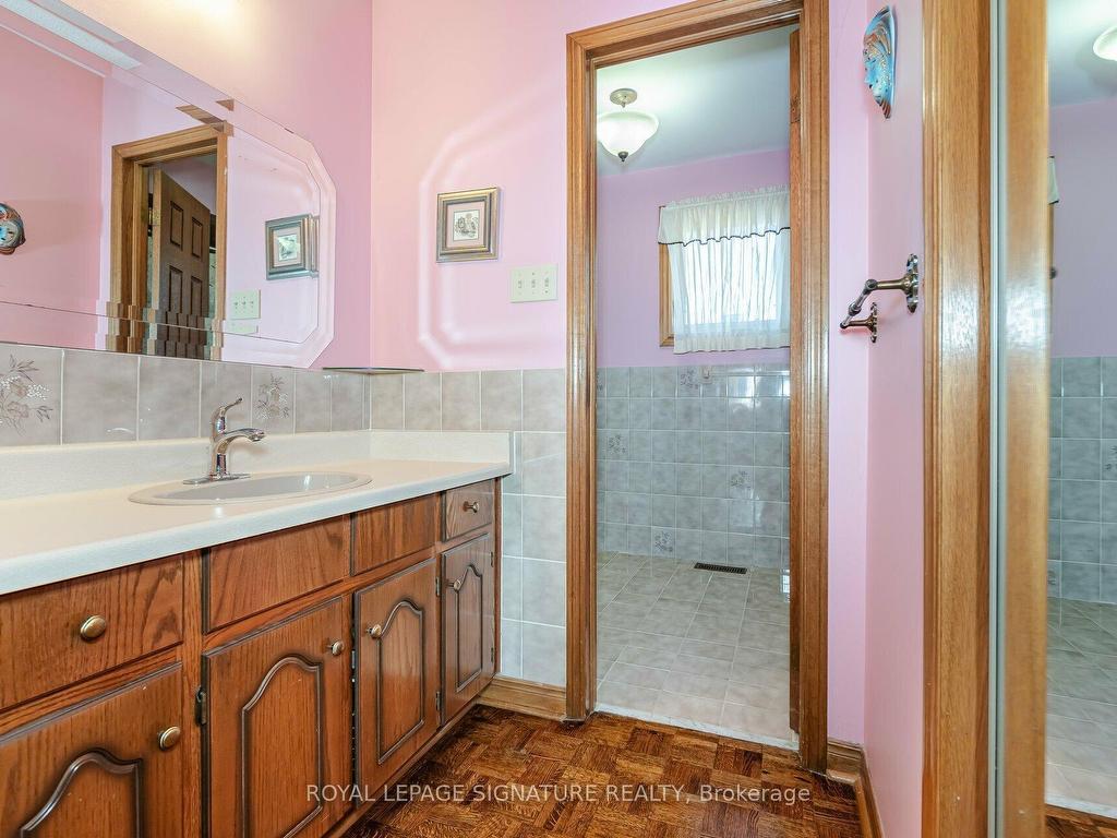 









100


Gas Light

Crescent,
Vaughan,




ON
L4L 8G1

