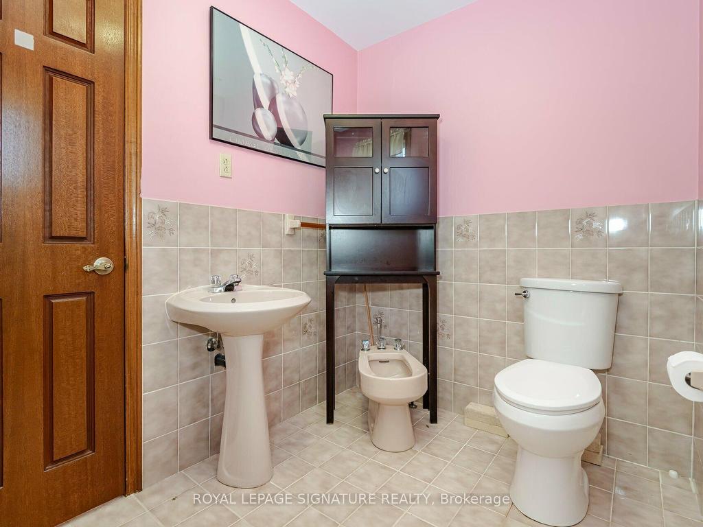 









100


Gas Light

Crescent,
Vaughan,




ON
L4L 8G1

