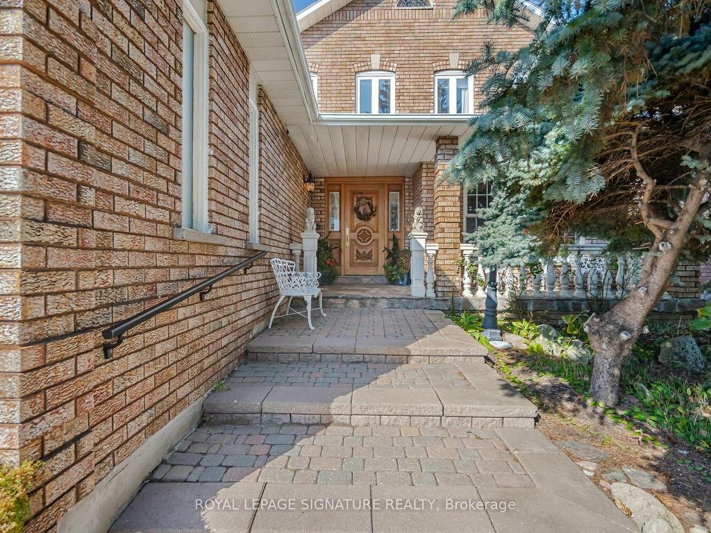 









100


Gas Light

Crescent,
Vaughan,




ON
L4L 8G1

