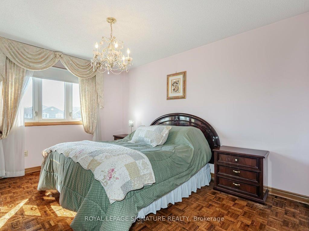 









100


Gas Light

Crescent,
Vaughan,




ON
L4L 8G1

