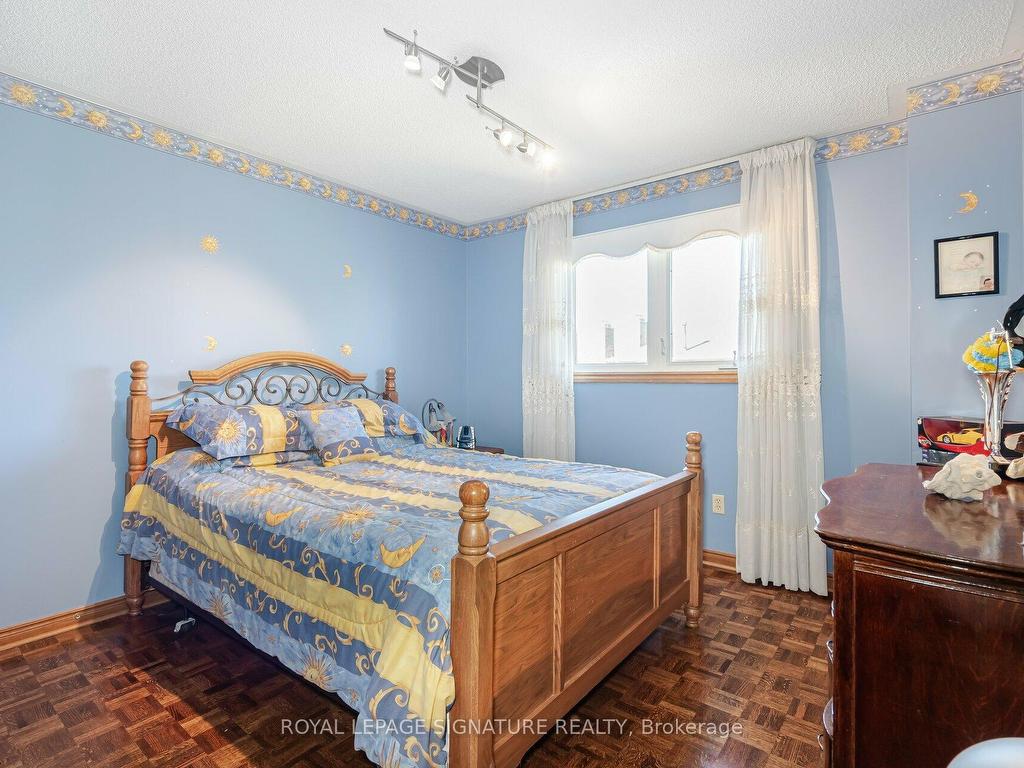 









100


Gas Light

Crescent,
Vaughan,




ON
L4L 8G1


