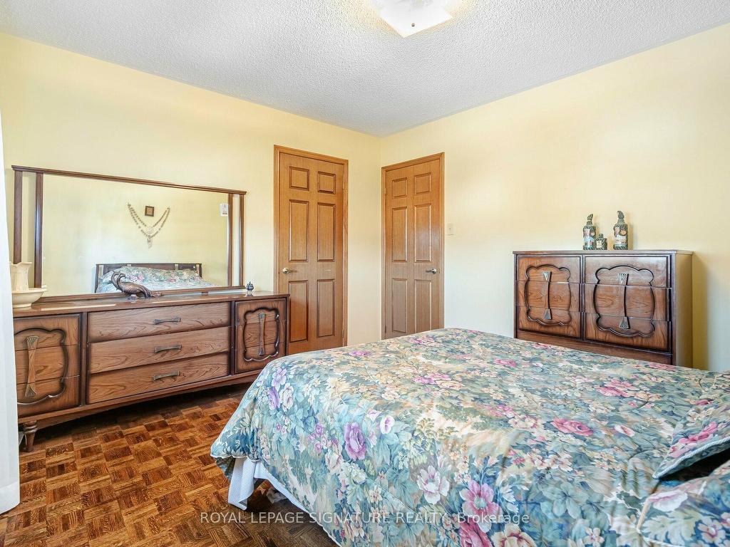 









100


Gas Light

Crescent,
Vaughan,




ON
L4L 8G1

