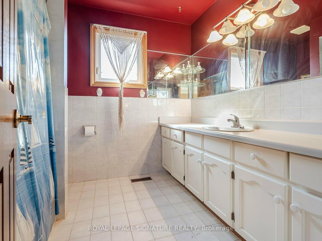 









100


Gas Light

Crescent,
Vaughan,




ON
L4L 8G1

