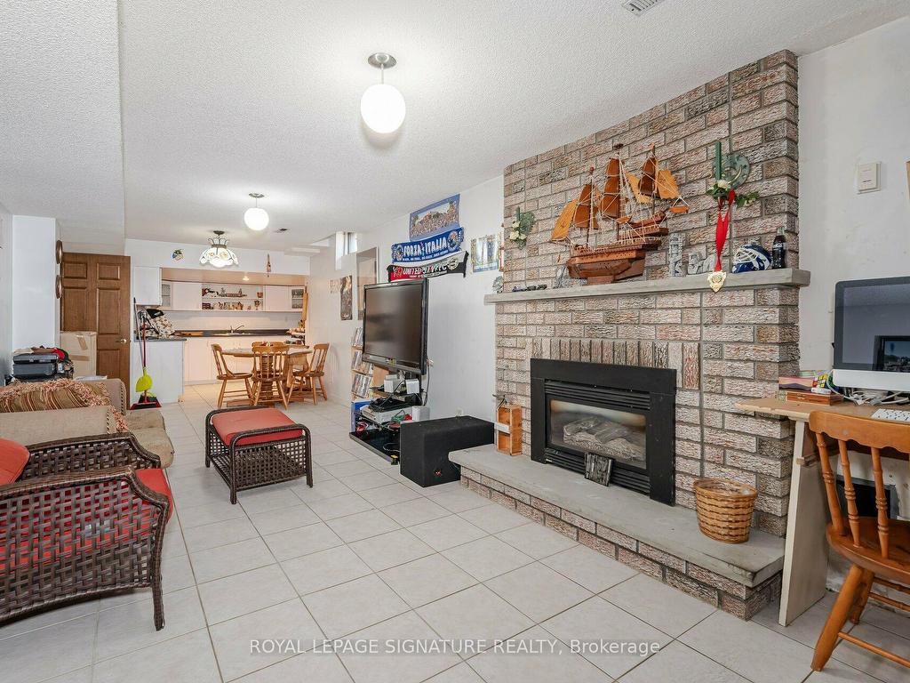 









100


Gas Light

Crescent,
Vaughan,




ON
L4L 8G1

