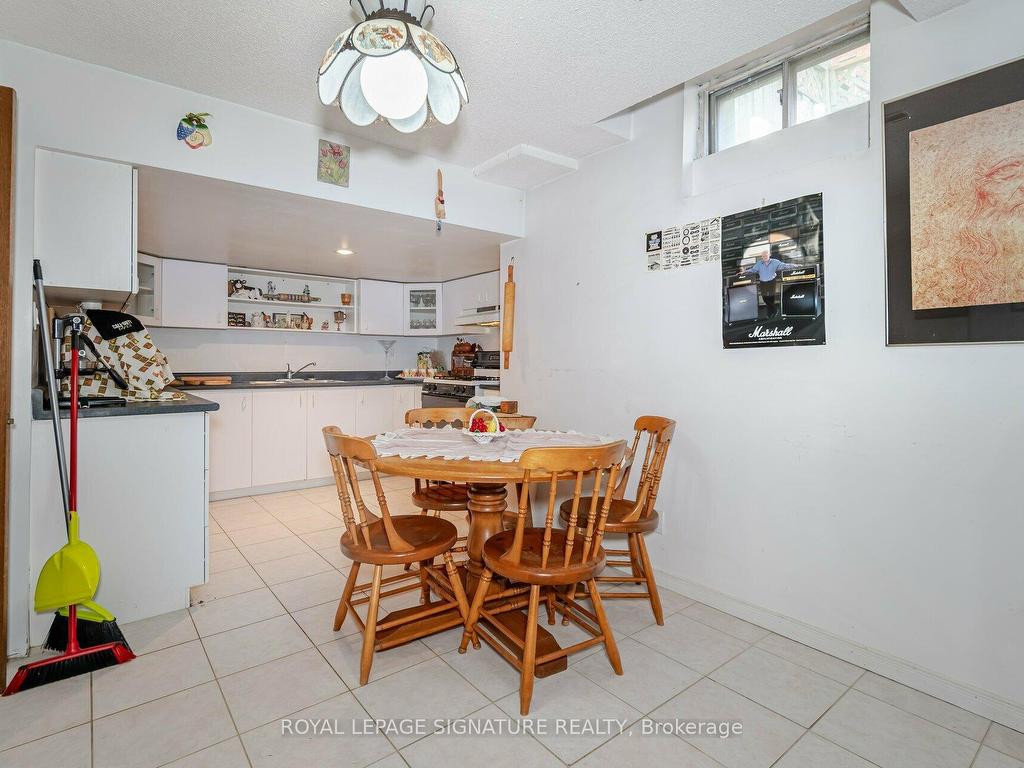 









100


Gas Light

Crescent,
Vaughan,




ON
L4L 8G1

