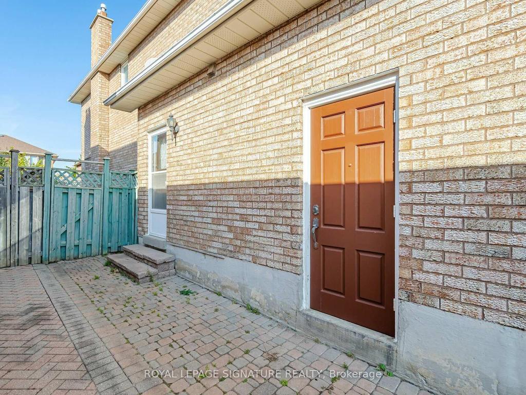 









100


Gas Light

Crescent,
Vaughan,




ON
L4L 8G1


